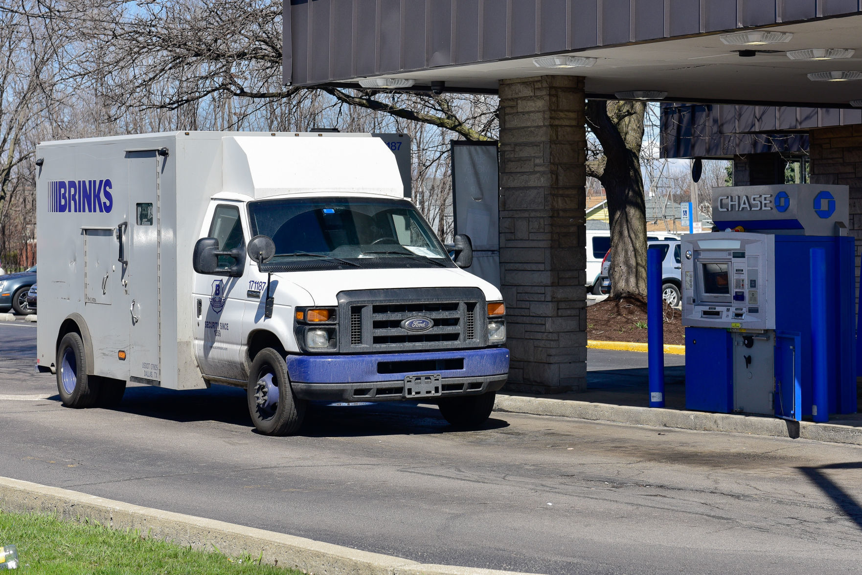 Brinks Truck Robbed at Gun Point at Chase Bank